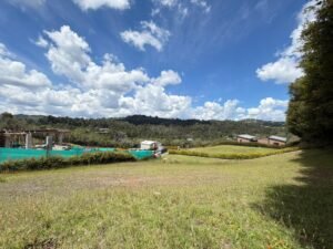 Lote de 1.037 m² con vista en Montemayor (Charco Azul) – Montemayor (Charco Azul)