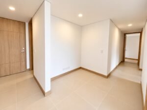 Apartamento de 94,5 m² con vista abierta en Laureles, piso 14 – hall