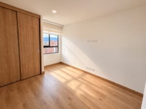 Apartamento de 94,5 m² con vista abierta en Laureles, piso 14 – alcoba
