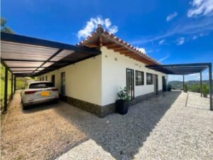 Casa campestre independiente en lote de 5.000 m² en el Alto del Escobero