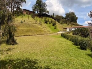 Casa campestre independiente en lote de 5.000 m² en el Alto del Escobero